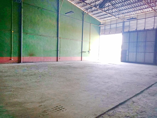 ให้เช่าโกดังพื้นที่ 360 ตร.ม. 34,999 B-M.มอเตอร์เวย์บางปะอิน บางนา 1.4 กม.ทำเลเลียบมอเตอร์เวย์ฝั่งตะวันตก ลำลูกกา ตลาดบึงคำพร้อย 900 ม. เหมาะสำหรับคลังสินค้า โรงงานขนาดย่อม หรือธุรกิจโลจิสติกส์ พื้นที่กว้าง ใช้งานอเนกประสงค์  รองรับการประกอบธุรกิจ ใกล้นิคมอุตสาหกรรมบางกะดี 4.8 กม.เดินทางสะดวก เชื่อมต่อถนนหลัก BTS คูคต 4.9 กม.near BuengKhamPhroi Market 900 m. BangPain BangNa Motorway 1.4 km. Warehouse for rent 360 sq.m. Located along the western side of the motor