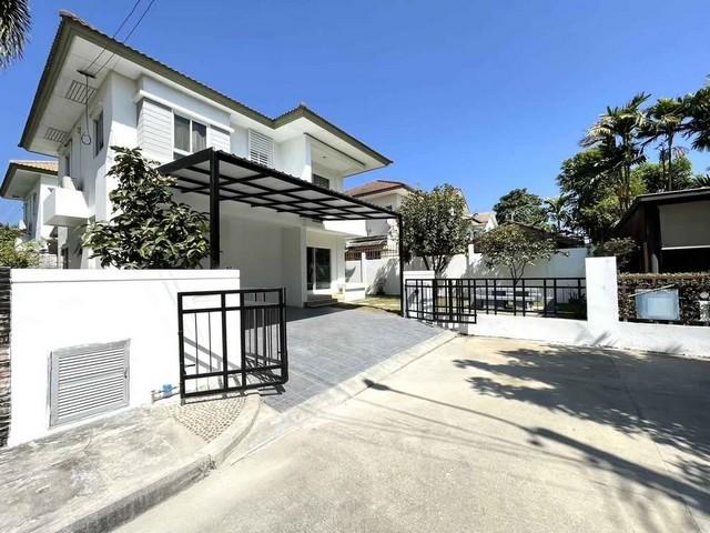 ให้เช่าบ้านเดี่ยว 2 ชั้น หมู่บ้านสราญสิริ รามอินทรา 2 หลังมุม ถนนปัญญาอินทราราคาเช่า 30,000 บาท / เดือน ( ประกัน 2 เดือน ล่วงหน้า 1 เดือน )ที่ตั้้ง ถนนปัญญาอินทรา แขวงบางชัน เขตคลองสามวา กรุงเทพมหานคร 10510ติดต่อ : คุณภัสพงณ์ 0634098164Line : binkem22https://www.facebook.com/profile.php?id=61581484955548เนื้อที่ 60 ตารางวา จำนวน 2 ชั้น 3 ห้องนอน 3 ห้องน้ำ แอร์ 4 เครื่อง จอดรถ 3 คันหมู่บ้านมีส่วนหย่อม และสโมสร (ฟิตเนส สระว่ายน้ำ สน�