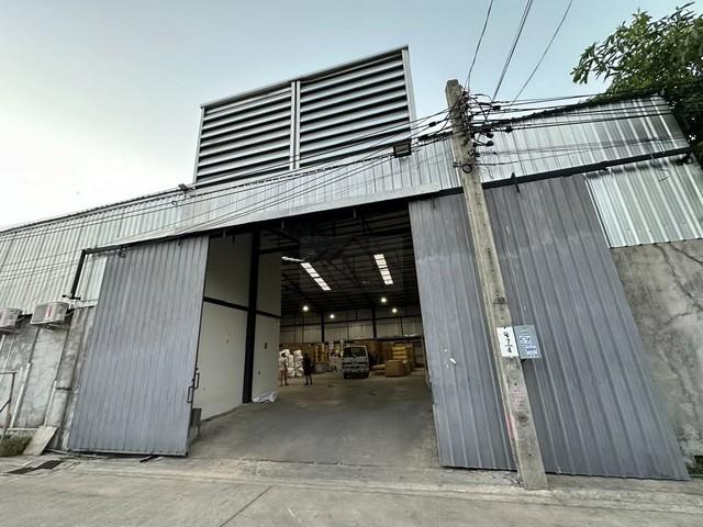 ให้เช่าโกดัง 900 ตรม. พร้อมออฟฟิศ ซอยนวลจันทร์ 21 และห้องน้ำในตัว รถเทรลเลอร์เข้า-ออกได้ ใกล้เลียบด่วนราคาเช่า 135,000 บาท / เดือน ( สัญญาขั้นต่ำ 3 ปี )ที่ตั้ง ถนนนวลจันทร์  ซอยนวลจันทร์ 21 แขวงนวลจันทร์ เขตบึงกุ่ม กรุงเทพมหานคร 10230ติดต่อ : คุณภัสพงณ์ 0634098164Line : binkem22https://www.facebook.com/profile.php?id=61581484955548พื้นที่ใช้สอย 900 ตารางเมตร มีออฟฟิศ ห้องน้ำแยก ชาย/หญิง- เคลียร์สูง 7.5 เมตร- รถเทรลเลอร์เข้าออกได้- �