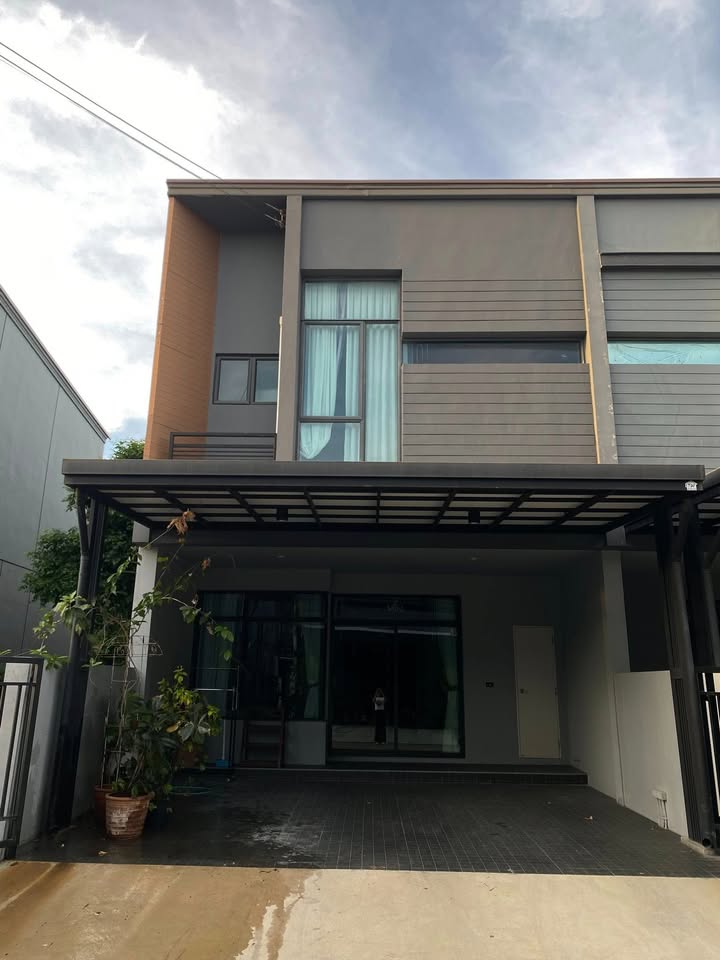 CH1153 ให้เช่า ให้เช่าทาวน์โฮม เวิร์ฟพระราม 9 ราคาดีที่สุดย่านกรุงเทพกรีฑา เวิร์ฟ พระราม 9ให้เช่าทาวน์โฮม เวิร์ฟพระราม 9 (See English version below) เดินทางสะดวก ติดทางด่วนมอเตอร์เวย์ ราคาดีที่สุดกรุงเทพกรีฑา เวิร์ฟ พระราม 9ติดต่อ ชาญครับ 094-569-5997ราคา 30,000 บาท ต่อเดือนรายละเอียดบ้าน • ขนาดที่ดิน 21 ตารางวา • พื้นที่ใช้สอย 134 ตารางเมตร • 2 ห้องนอนและ 1 ห้องแต่งตัวแนว walk-in closet • 3 ห้องน้ำ • เฟอร์นิ