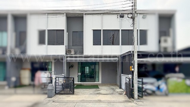รหัสทรัพย์ 7025ทาวน์โฮม พลีโน่ ราชพฤกษ์ - รัตนาธิเบศร์ หน้าบ้านไม่ชนใคร สภาพดี พร้อมอยู่ที่ตั้ง :&nbsp;ตำบลบางกร่าง อำเภอเมืองนนทบุรี จังหวัดนนทบุรี 11000รายละเอียดทรัพย์- ทาวน์โฮม 2 ชั้น แบบบ้าน RIVERA หน้ากว้าง 5.5 เมตร-&nbsp;เนื้อที่ 19.30 ตารางวา พื้นที่ใช้สอย 106.85&nbsp;ตารางเมตร&nbsp;- 3 ห้องนอน, 2 ห้องน้ำ, 1 ห้องรับแขก, 2 ที่จอดรถ- เครื่องปรับอากาศ 3 เครื่อง, เครื่องทำน้ำอุ่น 1 เครื่อง และเฟอร์น