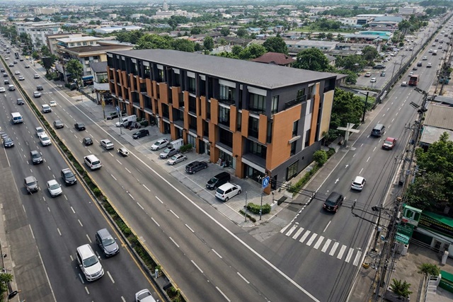 ตกแต่งแล้วระดับพรีเมี่ยมแล้ว 3.5 ชั้น ถูกที่สุด ร้านกาแฟ ร้านสัก ร้านเล็บ ติดถ.ใหญ่ เพชรเกษม 77 ถึง 81 4นอน 3น้ำ  22,998 B-M  อาคารพาณิชย์หรูสไตล์ยุโรป ให้เช่า Luxurious European style 3.5 Storeys The cheapest Coffee shop tattoo parlor nail salon located on the main road along Phetkasem Road 77 to 81 already at a premium level.commercial building for rent on a prime location 4bed 3bath 22,998 B-M featuring elegant architecture practical layouts and full facilities ideal for café office or retail business with convenient access surrounded by residential areas schools hospitals shopping centers and mass transit within short distancesถนนเพชรเกษม 77 ถึง 81 แขวงหนองแขม เขตหนองแขม จ