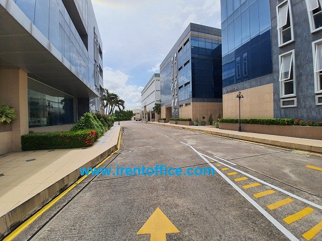 ถูกที่สุด ร้านกาแฟ ร้านสัก ร้านเล็บ ติดถ.ใหญ่ เพชรเกษม 77 ถึง 81 4นอน 3น้ำ  22,999 B-M ตกแต่งแล้วระดับพรีเมี่ยมแล้ว 3.5 ชั้น อาคารพาณิชย์หรูสไตล์ยุโรป ให้เช่า The cheapest Coffee shop tattoo parlor nail salon located on the main road along Phetkasem Road 77 to 81 already at a premium level. Luxurious European style 3.5 Storeys commercial building for rent on a prime location 4bed 3bath 22,999 B-M featuring elegant architecture practical layouts and full facilities ideal for café office or retail business with convenient access surrounded by residential areas schools hospitals shopping centers and mass transit within short distancesถนนเพชรเกษม 77 ถึง 81 แขวงหนองแขม เขตหนองแขม จ