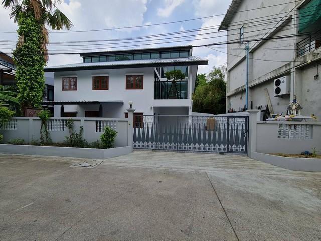 รหัสC7037 ให้เช่าบ้านเดี่ยว 2ชั้น ย่านลาดพร้าว โชคชัย4 ใกล้ MRTโชคชัย4 ใกล้นาคนิวาส เลียบด่วนเหมาะทำโฮมออฟฟิศ**ให้เช่า**ราคาเช่า 60,000 บาท / เดือน (สัญญาขั้นต่ำ2 ปี ประกัน 3 เดือน ล่วงหน้า 1 เดือน)สนใจติดต่อโทร : 095-823 9789 คิทLine id : candy.456Line Add Friend : https://line.me/ti/p/rHhjrvhm_zบ้านเดี่ยว 2ชั้น ย่าน ลาดพร้าว โชคชัย4 ใกล้ MRTโชคชัย4 ใกล้นาคนิวาส เลียบด่วนเหมาะทำโฮมออฟฟิศเนื้อที่ 70 ตารางวา  พื้นที่ใช้สอย 200 ตารางเม�