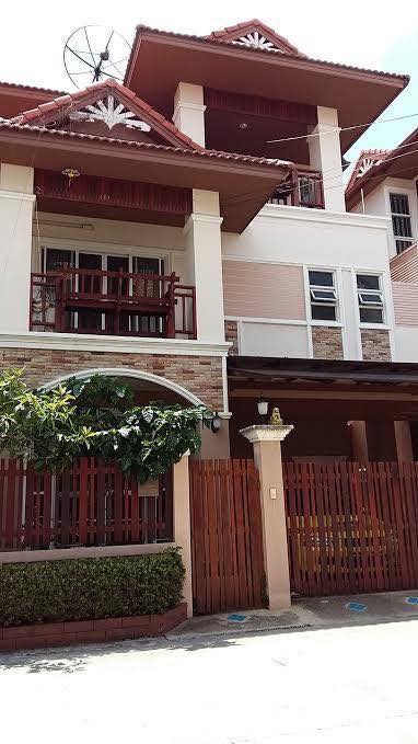 ขายบ้านเดี่ยว 3 ชั้น หลังมุม 48.6 ตรว. หมู่บ้านนนทรีวิลล่า พระราม 5 นนทบุรี ใกล้แมคโครนครอินทร์ โครงการติดถนนใหญ่ พระราม5 -นครอินทร์*** ราคาขาย 5.8 ล้านบาท (ค่าโอนคนละครึ่ง)ติดต่อ:: ชยา โทร/ID Line:: 0942823961   Link Line:: https://line.me/ti/p/3xFA1An8Kcรหัส# T26-079บ้านเดี่ยว 3 ชั้นหลังมุมติดถนน หมู่บ้านนนทรีวิลล่า พระราม 5 พร้อมบ้านต่อเติมด้านข้างอีก 2 ชั้น เหมาะสำหรับผู้ที่ทำธุรกิจเปิดร้านที่บ้าน- เนื้อที่ 48.6 ตา�