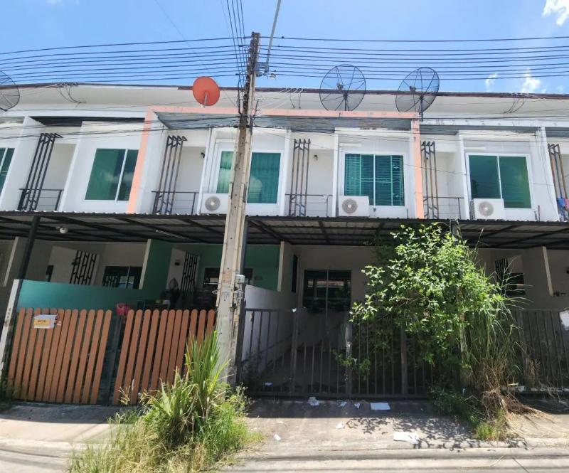    ขาย ทาวน์เฮ้าส์ โครงการ สมาร์ทแลนด์ นิวสไตล์    ถนน ห้วยปราบ-พันเสด็จใน ตำบล บ่อวิน อำเภอ ศรีราชา จังหวัด ชลบุรี  ราคา  1,595,000  บาท  (ต่อรองราคาได้)  รายละเอียดบ้าน ▸ เนื้อที่ 16.50 ตารางวา  พื้นที่ใช้สอย 117.00  ตารางเมตร ▸ บ้านหันไปทางทิศตะวันออกเฉียงใต้  พิกัดบ้าน : https://maps.app.goo.gl/HSn48sCHwj14XgFR6  สถานที่ใกล้เคียง   ▸ บิ๊กซี ซูเปอร์เซ็นเตอร์ บ่อวิน ▸ ดูโฮม บ่อวิน ▸ โรงพยาบาลพญาไทบ่อวิน ▸ โรบิ�