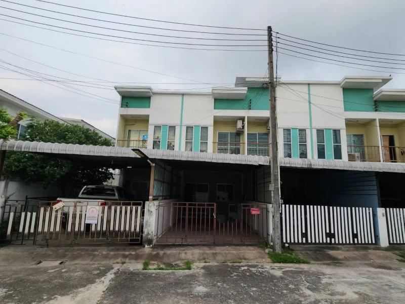    ขาย ทาวน์เฮ้าส์ โครงการ  เดอะวิลเลจ หนองค้อ    ถนน ศรีราชา-หนองค้อ ตำบล หนองขาม อำเภอศรีราชา จังหวัดชลบุรี  ราคา  1,700,000  บาท  (ต่อรองราคาได้)  รายละเอียดบ้าน ▸ เนื้อที่ 28.30 ตารางวา  พื้นที่ใช้สอย 120.00 ตารางเมตร ▸ บ้านหันไปทางทิศตะวันตกเฉียงใต้  พิกัดบ้าน : https://maps.app.goo.gl/kQvv516rLQmvNQqp7  สถานที่ใกล้เคียง   ▸ ไทวัสดุ ศรีราชา ▸ โฮมโปร ศรีราชา ▸ ตลาดนัดวัดหนองค้อ ▸ โรงเรียนชุมชนวัดหนองค้อ  รห�