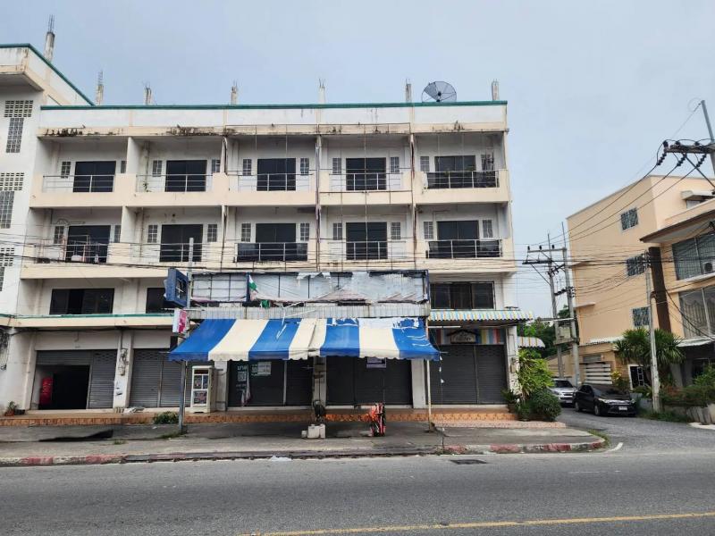    ขาย อาคารพาณิชย์ 4 ชั้น เสม็ด ชลบุรี    ถนน พระยาสัจจา-คีรี ตำบล เสม็ด อำเภอ เมืองชลบุรี จังหวัด ชลบุรี  ราคา   5,500,000  บาท  (ต่อรองราคาได้)  รายละเอียดบ้าน ▸ เนื้อที่ 22.00  ตารางวา  พื้นที่ใช้สอย 260.00 ตารางเมตร ▸ 3 ห้องนอน 4 ห้องน้ำ   ▸ 1 ที่จอดรถ  ▸ บ้านหันไปทางทิศตะวันออกเฉียงเหนือ  พิกัดบ้าน : https://maps.app.goo.gl/YsiniwVhHbskoVC58  สถานที่ใกล้เคียง   ▸ แม็คโคร ชลบุรี ▸ โรงพยาบาลเอกชล 2 ▸ เซ็นทรัล ชลบุรี ▸ โ�