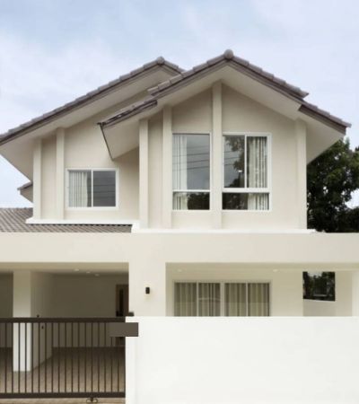 ให้เช่า 35,000 /เดือน* ขาย 4.59 ล้านบาท* (บ้านขวัญเวียง Baan Kwanwieng) บ้าน 2 ชั้นสไตล์ Luxury Modernบนทำเลที่ดีที่สุด หางดง ใกล้ รร.นานาชาติ 8 แห่ง .รีโนเวทใหม่ทั้งหลัง พร้อมเฟอร์นิเจอร์ครบ4 ห้องนอน | 4 ห้องน้ำ | 2 ที่จอดรถพื้นที่ใช้สอย 230 ตร.ม. | ที่ดิน 54.7 ตร.วาบ้านหันหน้าทิศเหนือ – รับลมเย็นตลอดปี.ทำไมคุ้ม?เหมาะอยู่เอง – บ้านกว้าง เงียบสงบ ใกล้สิ่งอำนวยความสะดวกเหมาะลงทุน – ทำเลติดโซนโรงเรียน