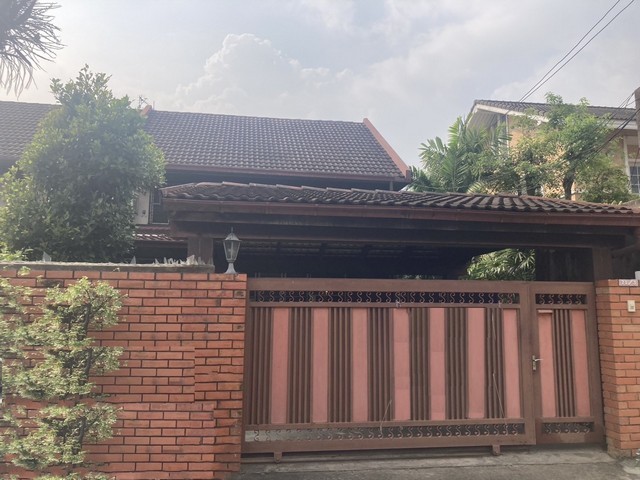 RHT2471ให้เช่าบ้านเดี่ยว ซอยปรีดีพนมยงค์26 สุขุมวิท71 ใกล้ทองหล่อพียงไม่ถึง 10 นาที  และ 5 นาทีถึง เอกมัย ใกล้โรงเรียนนานาชาติ St. Andrew, โรงเรียนพระหฤทัย, โรงพยาบาลสมิติเวชสุขุมวิท  ใกล้ BTS พระโขนงและเอกมัยเนื้อที่ 50 ตร.วา 3ห้องนอน 2ห้องน้ำ 2ที่จอดรถสนใจติดต่อเจี๊ยบ092-851-6969Line:keti2522** เลี้ยงสัตว์เลี้ยงได้ **ราคาเช่า 49,000 บาท /เดือน  สัญญาขั้นต่ำ 1 ปีซ.ปรีดีพนมยงค์ 26, ถ.สุขุมวิท71 แขวงคลองตัน�