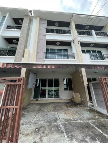 ให้เช่าทาวน์โฮม 3 ชั้น 3 ห้องนอน โครงการบ้านกลางเมือง ลาดพร้าว 71 นาคนิวาส 34 ใกล้ Central Eastville  , รร.สตรีวิทยา 2 *** ราคาเช่า 28,000 บาท/เดือนติดต่อ:: ชยา โทร/ID Line:: 0942823961   Link Line:: https://line.me/ti/p/3xFA1An8Kcรหัส# T26-074 ทาวน์โฮม 3 ชั้น โครงการบ้านกลางเมือง ลาดพร้าว 71 นาคนิวาส 34 เนื้อที่ 21 ตร.วาพื้นที่ใช้สอย : 200 ตร.ม.3 ห้องนอน 3 ห้องน้ำ 2 ที่จอดรถ เฟอร์นิเจอร์ ครบ พร้อมเข้าอยู่ (เตียง โซฟา ตู้เย็น แอร์ 3 ตัว)เดินทางสะดวก 5 น�