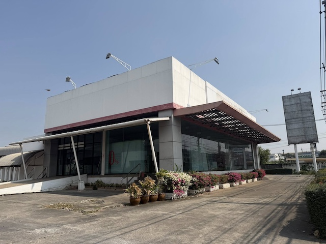 BH3860 ให้เช่าโชว์รูมพร้อมโกดัง 2,250 ตร.ม. ติดถนนเพชรเกษม กม.27.5 พื้นที่สีม่วงติดต่อ Agent คุณบัว (Bua)Tel: 093-646-4597 LINE ID: Bua093ราคาเช่า 160,000 บาท ต่อเดือนให้เช่า โชว์รูมพร้อมโกดังและลานจอดรถ ทำเลศักยภาพสูงติดถนนใหญ่ เพชรเกษม กม.27.5 มองเห็นชัด เหมาะสำหรับธุรกิจโชว์รูม ค้าส่ง คลังสินค้า หรือศูนย์กระจายสินค้าอยู่ใน พื้นที่สีม่วง สามารถประกอบกิจการอุตสาหกรรมและโลจิสติกส์ได้จุดเด่นทรัพ�