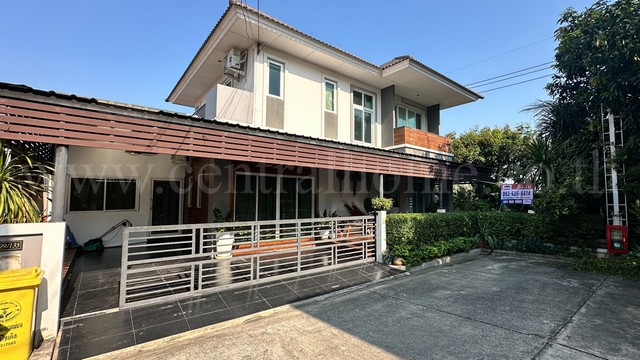 รหัสทรัพย์ : 6537บ้านเดี่ยว สิริกานต์ 3 (The Grand Living) หลังริม แปลงใหญ่ ต่อเติมเต็ม&nbsp;ถูกสุดในโครงการที่ตั้ง : ถนนวัดลาดปลาดุก ตำบลบางแม่นาง อำเภอบางใหญ่ จังหวัดนนทบุรี 11140รายละเอียดทรัพย์- โครงการ พัฒนาโครงการโดย บริษัท ศิชามาสรัตน์ ดิเวลลอปเม้นท์ จำกัด- บ้านเดี่ยว 2 ชั้น&nbsp;เนื้อที่ดิน 69&nbsp;ตารางวา พื้นที่ใช้สอย 200&nbsp;ตารางเมตร-&nbsp;3&nbsp;ห้องนอน, 3 ห้องน้ำ, 1 ห้องนั่งเล่น, 1 ห้องรับแข�