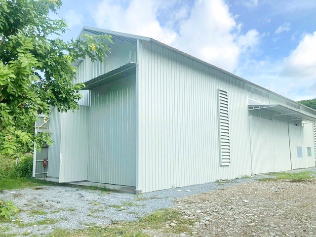 รถคอนเทนเนอร์ 20 ฟุต ลาดพร้าว85-95 MRT มหาดไทย 1.9 กม.ให้เช่าโกดัง  รร.นานาชาติ KIS 2.8 กม. สภาพใหม่พร้อมออฟฟิศ 66 ตร.วา. 265 ตร.ม.รองรับธุรกิจสำนักงาน และคลังสินค้า 34,998 B-M. ถนนกว้าง เข้าออกได้สะดวก ระบบไฟฟ้า 3 เฟส จอดรถได้หลายคัน เดอะมอลล์ บางกะปิ 2.9 กม.แหล่งช้อปปิ้ง เดินทางสะดวก ถ.ลาดพร้าว20 foot container trucks 265 sq.m. Lat Phrao 85-95 Warehouse for rent 1.9 km. from MRT Mahathai Station Ladprao area. KIS International School 2.8 km. away. Brand new condition with office space 66 sq.wa Suitable for office and warehouse businesses. 34,998 B-M. Wide 