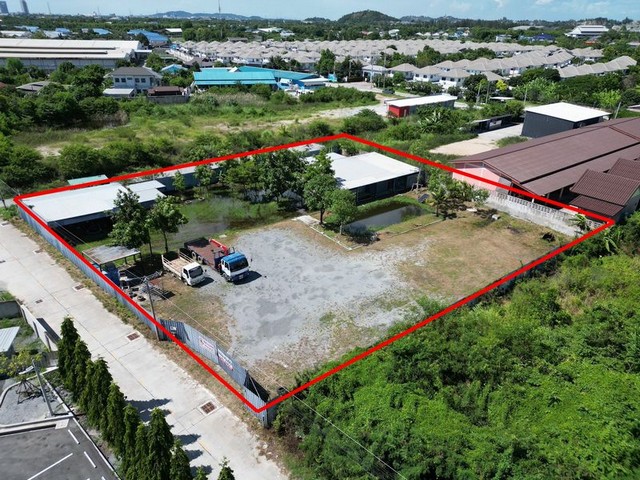 TEL : 092-288 9359 คุณดนิตาLine : https://line.me/ti/p/yxo92dHWP1ขายบ้าน พร้อมที่ดินแปลงสวยๆ ทำเลดี ติดตลาด ใกล้ถนนข้าวหลาม ถนนคอนกรีต บางแสน ชลบุรี พื้นที่ขนาด 640 ตรว. หน้ากว้าง 50 เมตร ตารางวาละ 20,000 บาท ราคาขายรวม 12,800,000 ลบ.สถานที่ใกล้เคียง : - ห่างเซ็นทรัล ชลบุรี 8.2 ก.ม. - ห่าง ม.บรูพา 8 ก.ม.- ห่างหาดบางแสน 8.5 ก.ม. - ห่างครัวป้าบุญคาเฟ่ บางแสน 2.9 ก.ม. - ห่างถนนข้าวหลาม 1 ก.ม.- ห่างมอเตอร์เวย์ 1.5 ก.ม.F-A12 