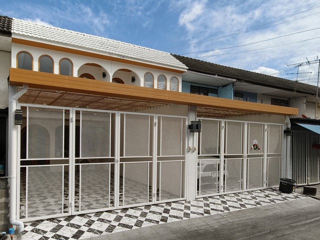 ขายทาวน์เฮ้าส์ รีโนเวทใหม่ท้้งหลัง หมู่บ้านร่มไทร ซอยคลองลำเจียก 10 เนื้อที่ 16 ตร.ว. 2 ห้องนอน 1 ห้องน้ำ บ้านสวยพร้อมอยู่ ราคาเข้าถึงง่าย ใกล้ตลาดปัฐวิกรณ์ Makro นวมินทร์ โรงเรียน และโรงพยาบาล เหมาะสำหรับบ้านหลังแรกของคนทำงานและครอบครัวเริ่มต้นที่ตั้ง หมู่บ้านร่มไทร ซอยคลองลำเจียก 10 แขวงนวลจันทร์ เขตบึงกุ่ม กรุงเทพมหานครรายละเอียดตัวบ้าน- เนื้อที่ 16 ตร.ว. พื้นท