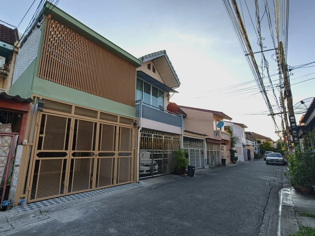 ขายทาวน์เฮ้าส์ 2 ชั้น รีโนเวทใหม่ทั้งหลัง ซอยลาดพร้าว 63 ขนาด 15.5 ตร.วา 2 ห้องนอน 2 ห้องน้ำ พร้อมอยู่ ใกล้รถไฟฟ้าสายสีเหลือง สถานีโชคชัย 4 และลาดพร้าว 71 ใกล้ CDC เซ็นทรัลอีสต์วิลล์ และทางด่วนฉลองรัช เหมาะสำหรับคนทำงานและบ้านหลังแรกที่ตั้ง ซอยลาดพร้าว 63 แขวงวังทองหลาง เขตวังทองหลาง กรุงเทพมหานครรายละเอียดตัวบ้าน- ขนาดที่ดิน 15.5 ตร.ว. พื้นที่ใช้สอย 100 ตร.ม. ทาวน์เฮ้าส์สู�