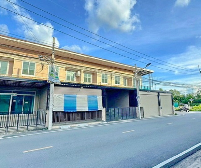 ถ.สุขุมวิท นิคมอมตะชลบุรี 2.5 กม.คลองตำหรุ 2นอน 3 น้ำ เทศบาลตำบลคลองตำหรุ500ม. เช่า-ขายทาวน์โฮมใหม่ 21 ตร.วา.163 ตร.ม. 2 ชั้น  