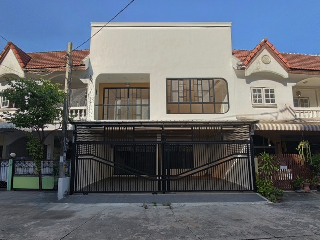 ขายทาวน์เฮ้าส์ 2 ชั้น รีโนเวทใหม่ทั้งหลัง หมู่บ้านประชากรไทย ลาดพร้าว 93 ขนาด 25 ตร.วา หน้ากว้าง 8 เมตร 4 ห้องนอน 2 ห้องน้ำ ครัวใหญ่ จอดรถได้หลายคัน ใกล้รถไฟฟ้าสายสีเหลือง ทางด่วน และแหล่งไลฟ์สไตล์ย่านบางกะปิ ตลาดตะวันนา เหมาะสำหรับอยู่อาศัย หรือสำนักงานที่ตั้ง หมู่บ้านประชากรไทย ถนนลาดพร้าว 93 แขวงคลองเจ้าคุณสิงห์ เขตวังทองหลาง กรุงเทพมหานครรายละเอียดตัวบ้า�