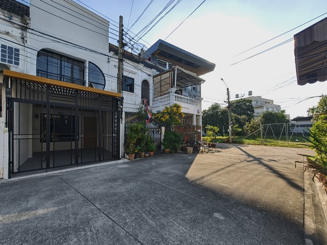 ขายทาวน์เฮ้าส์ 2 ชั้น รีโนเวทใหม่ทั้งหลัง ซอยลาดพร้าว 93 ขนาด 16 ตร.วา 2 ห้องนอน 2 ห้องน้ำ ดีไซน์น่ารัก พร้อมครัวใหม่ ใกล้รถไฟฟ้าสายสีเหลือง รพ.ลาดพร้าว รพ.เวชธานี และ เดอะมอลล์บางกะปิ ตลาดตะวันนา เหมาะสำหรับคนทำงานโซนลาดพร้าว–บางกะปิที่ตั้ง ซอยลาดพร้าว 93 แขวงคลองเจ้าคุณสิงห์ เขตวังทองหลาง กรุงเทพมหานครรายละเอียดตัวบ้าน-  เนื้อที่ 16 ตารางวา ทาวน์เฮ้าส์สูง 2 ชั้น