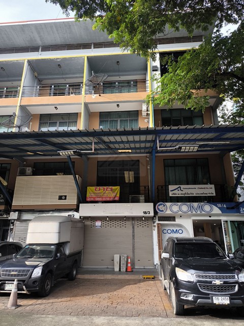 ขายโฮมออฟฟิศ 4 ชั้น 400 ตรม. ซอย 20 มิถุนา สุทธิสาร ห้วยขวาง พร้อมเฟอร์นิเจอร์ ใกล้ MRT สุทธิสาร *** ราคาขาย 13 ล้านบาทติดต่อ:: ชยา โทร/ID Line:: 0942823961   Link Line:: https://line.me/ti/p/3xFA1An8Kcรหัส# T26-064โฮมออฟฟิต 4 ชั้น ซอย 20 มิถุนา  พร้อมเฟอร์นิเจอร์- ขนาดที่ดิน 25 ตรว., - พื้นที่ใช้สอย 400 ตรม. - 4 ห้องนอน 5 ห้องน้ำ- ชั้น 1-2 เป็นออฟฟิศ 200 ตรม. 2 ห้องน้ำ- ชั้น 3-4 เป็นบ้านพัก 200 ตรม. 4 ห้องนอน 3 ห้องน้ำ- ตั้งอยู่ใจกลางรัชดา (ซอย 20 มิถุนา) �