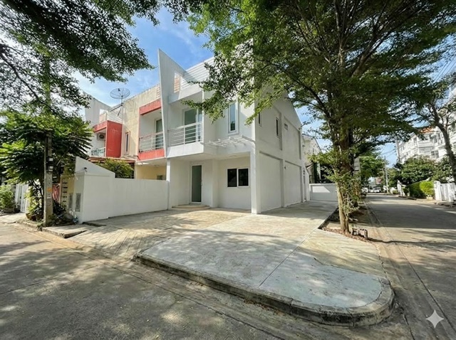 เทิดราชัน ให้เช่า รถไฟฟ้า หลักหก ม.รังสิต 2.4 กม. เพิ่มแอร์ 2ตัว 3นอน 2น้ำ ติดถนน ทาวน์โฮมหัวมุม  30ตรว. 152 ตร.ม.  ด้านนอก 7-11 ดอนเมือง