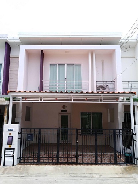 ให้เช่าทาวน์เฮาส์ 2 ชั้น 3 ห้องนอน โครงการพฤกษาทาวน์ เน็กซ์ อ่อนนุช – พระราม 9 เฉลิมพระเกียรติ ร.9 ซอย 87 โซนหน้าหมู่บ้าน*** ราคาเช่า 15,000 บาท/เดือน ติดต่อ:: ชยา โทร/ID Line:: 0942823961   Link Line:: https://line.me/ti/p/3xFA1An8Kcรหัส# T26-082ทาวน์เฮาส์ 2 ชั้น พฤกษาทาวน์ เน็กซ์ อ่อนนุช – พระราม 9 เฉลิมพระเกียรติ ร.9 ซอย 87 เนื้อที่ 18 ตร.ว.3 ห้องนอน 2 ห้องน้ำ 2 ที่จอดรถ โซนหน้าหมู่บ้านหลังบ้านเป็นสระว่ายน้ำ วิวดี อากาศถ่ายเทข้�