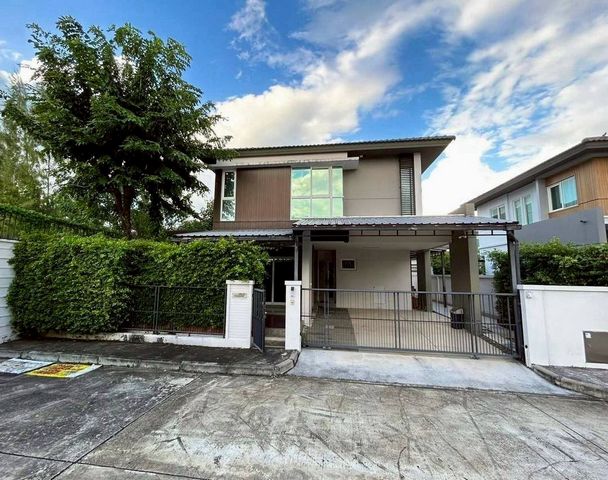 ขาย 5.3 ล้าน 59 ตรว. #สีวลี มีโชค บ้านเดี่ยว 2 ชั้น ทำเลดี #โซนมีโชค – รวมโชค #เฟอร์นิเจอร์เครื่องใช้ไฟฟ้าครบ #หิ้วกระเป๋าเข้าอยู่ได้ / ปล่อยเช่าต่อได้ทันทีรายละเอียดตัวบ้านเนื้อที่ดิน 59 ตารางวาพื้นที่ใช้สอย 150 ตารางเมตร3 ห้องนอน3 ห้องน้ำที่จอดรถส่วนตัว 2 คันบ้านหลังนี้ “มีแต่คนถามเช่า”เหมาะมากสำหรับ นักลงทุนปล่อยเช่าผู้เช่าอยู่ยาว รายได้สม่ำเสมอเจ้าของไม่ได้อย�