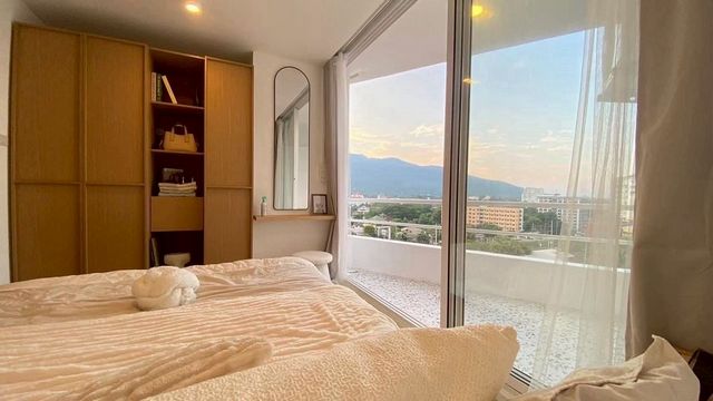 #JCHill Place #เจ็ดยอด ขาย 1.89 ล้าน คอนโดวิวหายาก! #วิวดอยสุเทพ + #วิวเมือง #ห้องมุม #ขายพร้อมผู้เช่ารับรายได้เดือนละ11,000 บาท (สัญญาหมด ธ.ค. 2569) อยู่เองก็ดี ลงทุนก็ปัง รายละเอียดห้องขนาด 28 ตร.ม.ชั้น 11มีระเบียงแยกสัดส่วนชัดเจนห้องนอนห้องนั่งเล่น / ทำงานห้องครัวกั้นกระจกเฟอร์นิเจอร์ & เครื่องใช้ไฟฟ้า (ใหม่ทั้งหมด)Full Option พร้อมเข้าอยู่Smart TV 55” (YouTube / Netflix)Digital Door Lock (สแกนนิ้ว / รหัส / คีย์การ์ด / กุ