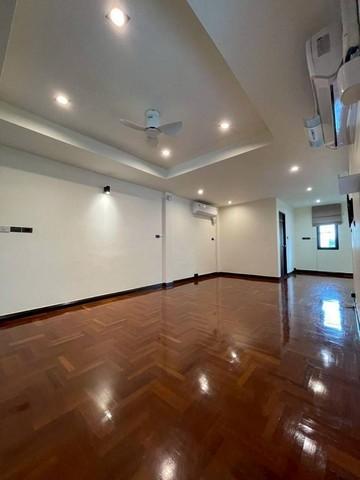 ให้เช่าทาวโฮม 5 ชั้น รวมดาดฟ้า หมู่บ้านลานทอง สาทร ใกล้เทอมินอล 21 พระราม 3 และไอคอนสยามราคาเช่า 50,000 บาท / เดือน ( สัญญาขั้นต่ำ 1 ปี ประกัน 2 เดือน รวมค่าส่วนกลางแล้ว )ที่ตั้ง ถนนสาทรใต้ ซอยพิชัย 1 แขวงยานนาวา เขตสาทร กรุงเทพมหานคร 10120ติดต่อ : คุณภัสพงณ์ 0634098164Line : binkem22https://www.facebook.com/profile.php?id=61581484955548เนื้อที่ 20 ตารางวา จำนวน 5 ชั้น 3 ห้องนอน 5 ห้องน้ำ แอร์ทุกห้อง (ยกเว้นโถงบันได) จอดรถ 1 คัน** ถ้าเ�