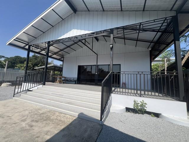 ให้เช่าอาคารโกดัง 150 ตรว. ย่านสุขุมวิท 77 อ่อนนุช 33 อ่อนนุช 35 เดินทางสะดวก รถหกล้อเข้า-ออกได้ราคาเช่า 30,000 บาท / ห้อง / เดือน ( สัญญาขั้นต่ำ 1 ปี )ที่ตั้ง ถนนสุขุมวิท ซอยสุขุมวิท 77 แขวงสวนหลวง เขตสวนหลวง กรุงเทพมหานคร 10250ติดต่อ : คุณภัสพงณ์ 0634098164Line : binkem22https://www.facebook.com/profile.php?id=61581484955548เนื้อที่ 150 ตารางวา จำนวน 2 ห้องน้ำ แยกเป็นสัดส่วน ( ต่อเติมพร้อมใช้งาน )ไฟ 2 เฟส สามารถขอเปลี่ยนเป็น 3 เฟสได้เด�