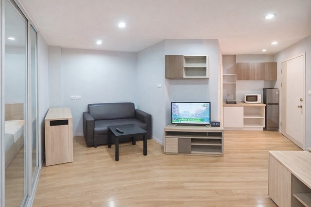 MRT ศรีนุช 1.9กม.เฟอร์ฯชั้น4 ให้เช่าลุมพินี วิลล์ อ่อนนุช-พัฒนาการ 23ตร.ม.และเครื่องใช้ไฟฟ้าครบ 6,799 B-M. รร.นานาชาติ Bangkok Prep 3 กม.ทำเลดีใกล้ทางด่วน และศูนย์การค้า เหมาะสำหรับอยู่อาศัย พาราไดซ์ พาร์ค 2.8 กม. เดินทางสะดวก บรรยากาศดี ปลอดภัย สิ่งอำนวยความสะดวกครบครัน4FL Condo for rent Lumpini Ville On Nut-Pattanakarn MRT Srinuch 1.9km  23 sq.m. fully furnished and equipped with appliances  6,799 B-M. 1.9 km. from MRT Srinuch Bangkok Prep International School 3 km. away excellent location near the expressway and shopping centers Paradise Park 2.8 km. away convenient transpor