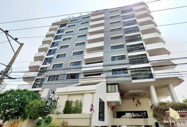   ขายคอนโด เดอะ เพลสทีจ 49  ซอยสุขุมวิท 49  ใกล้รถไฟฟ้า BTS ทองหล่อ    การเดินทางสะดวกสะบายเพราะ เชื่อมต่อ เข้าสู่ตัวเมือง ได้ง่าย  สะดวกทั้งรถส่วนตัว และรถไฟฟ้า  และใกล้กับร้านอาหาร ห้างสรรพสินค้า เเละสถานศึกษ มีสิ่งอำนวยความสะดวกมากมาย          รายละเอียด  มี 2 ห้องนอน 2 ห้องน้ำ พื้นที่ใช้สอย 133 ตร.ม ชั้น 6. พร้อมเฟอร์นิเจอร์ และมี ระบบรักษาความปลอดภัย 24 ชั่วโมง        สิ่งอำนวย�