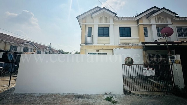 รหัสทรัพย์ : N0850ทาวน์เฮ้าส์ พฤกษา 49/2 บางใหญ่ - แก้วอินทร์ หลังมุมที่ตั้ง :&nbsp;ตำบลเสาธงหิน อำเภอบางใหญ่ จังหวัดนนทบุรี 11140รายละเอียดทรัพย์&nbsp;- ทาวน์เฮ้าส์ 2 ชั้น เนื้อที่ 28 ตารางวา&nbsp;พื้นที่ใช้สอย 110 ตารางเมตร- 3 ห้องนอน,&nbsp;2&nbsp;ห้องน้ำ, 1 ห้องอเนกประสงค์, 1 ห้องรับแขก, 1 ห้องครัว, 1 ที่จอดรถ- บ้านหันทางทิศเหนือ (บ้านเย็นสบาย ไม่ร้อนแดดบ่าย)สิ่งอำนวยความสะดวก- ระบบรักษาความปลอดภ�