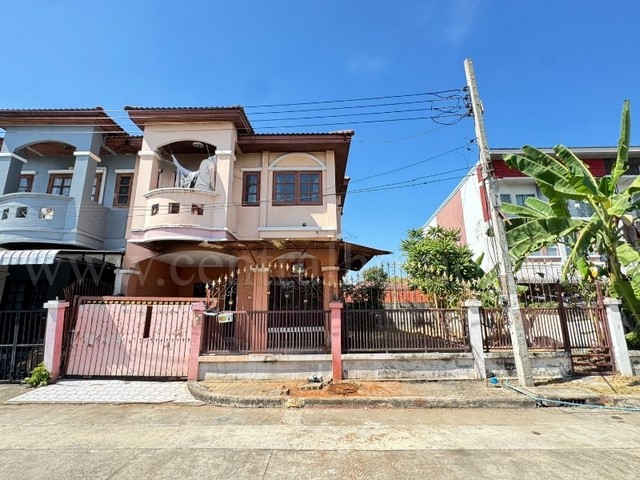 รหัสทรัพย์&nbsp; 6530ทาวน์เฮ้าส์ ศิริวรรณ - ชวนชม บางบัวทอง หลังริมที่ตั้ง : ถนนบางกรวย-ไทรน้อย ตำบลบางบัวทอง&nbsp;อำเภอบางบัวทอง จังหวัดนนทบุรี&nbsp; 11110รายละเอียดทรัพย์&nbsp;- ทาวน์เฮ้าส์ 2 ชั้น เนื้อที่ 57 ตารางวา พื้นที่ใช้สอย 150 ตารางเมตร- 4 ห้องนอน, 2&nbsp;ห้องน้ำ, 1 ห้องรับแขก, 1 ห้องครัว, 2 ที่จอดรถสิ่งอำนวยความสะดวก- ระบบรักษาความปลอดภัย รปภ. 24 ชั่วโมง-&nbsp;สวนสาธารณะสถานที่และทำเลใกล้