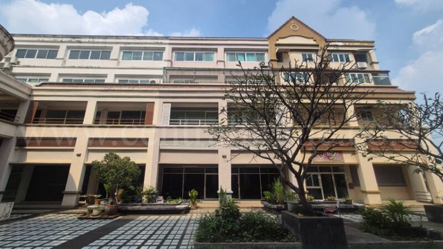 รหัสทรัพย์&nbsp; N0900อาคารพาณิชย์ 5 ชั้น 2 คูหา โครงการการ์เด้นโฮม วิลเลจ ซอยพหลโยธิน 60ที่ตั้ง :&nbsp;ซอยพหลโยธิน 60 ตำบลคูคต อำเภอลำลูกกา จังหวัดปทุมธานี 12130รายละเอียดทรัพย์- อาคารพาณิชย์ 5 ชั้น 2 คูหา เนื้อที่ 40 ตารางวา พื้นที่ใช้สอย 850 ตารางเมตร- 7 ห้องนอน, 8 ห้องน้ำ, จอดรถหน้าอาคารได้ 4 คัน และมีพื้นที่จอดรถส่วนกลางรวมชั้นใต้ดินรองรับได้กว่า 50 คัน&nbsp;- เครื่องปรับอากาศ 11 เครื่อง,