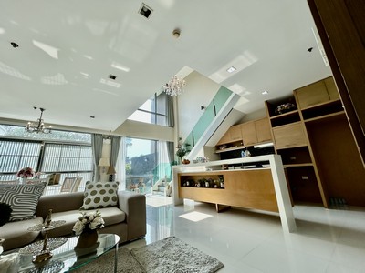 ราคาดีที่สุด! คุ้มกว่านี้ หาไม่ได้แล้ว!! ขายคอนโดหรูติดทะเล Duplex 2 ชั้น 187.3 ตร.ม คาซาลูน่า พาราดิโซ (Casalunar Paradiso) ใกล้หาดบางแสน.ที่ตั้ง : คาซาลูนาร์ พาราดิโซ ถนนสุขุมวิท ตำบลแสนสุข อำเภอเมืองชลบุรี ชลบุรีhttps://maps.app.goo.gl/r7JYGFY9VBTMzEib6?g_st=il.รายละเอียด- Duplex Pool Villa Unit ทั้งโครงการมีเพียง 7 ห้องเท่านั้น- บรรยากาศบ้านเดี่ยว 2 ชั้น- ชั้น 1 พื้นที่ขนาด 187.3 ตารางเมตร 2 ชั้น ตึก A- ชั้นล่าง 1 ห้องนอน 2 ห้องน้ำ- ชั้น 