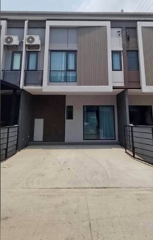 N6117 ให้เช่าทาวน์โฮม แกรนด์พลีโน่ พหลโยธิน-วิภาวดีค่าเช่า 18,500 บาท - ขนาด : ทาวน์โฮม 2 ชั้น (3 ห้องนอน, 2 ห้องน้ำ) 105 ตร.ม./17.5 ตร.ว. - แอร์ 4 ห้อง (ห้องใหญ่ + ห้องกลาง + ห้องเล็ก+ ห้องโถง) - ชุดเตียงนอน 5 ฟุต + ตู้เสื้อผ้า + โต๊ะเครื่องแป้ง (ห้องใหญ่ + ห้องนอนกลาง) - ห้องนอนเล็ก/ห้องอเนกประสงค์ - ม่าน ยูวี (กันแสง 100%) ทั้งหลัง - เคาน์เตอร์ครัว+ซิงค์ - เครื่องใช้ไฟฟ้า : ตู้เย็น, เครื่องซักผ้า, เครื่อ�