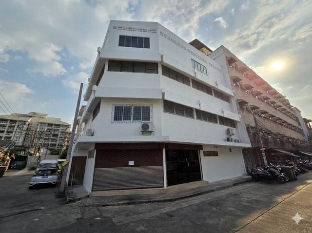 ให้เช่าตึกแถว 4 คูหาทะลุถึงกัน พื้นที่กว่า 500 ตรม. นราธิวาส 14 สาทร มีห้องทำงานห้องผู้บริหาร ห้องครัว ห้องน้ำทุกชั้นติดต่อAgent : คุณเด่นชัย: 09-8481-8989:06-2839-4747ID Line :0984818989: https://line.me/ti/p/ezz8HbMifzWhatsApp :+66984818989: แอดไลน์ แคปหน้าจอสอบถามได้เลยครับตึกแถว 4 คูหา นราธิวาส 144 คูหา ทะลุถึงกัน พื้นที่รวมกว่า 500 ตร.มปัจจุบันรีโนเวททำออฟฟิศและส่วนเก็บสต๊อกมีห้องทำงาน ห้องครัว ห้องผู้บริหาร มีห้องน้ำ 3 ห้องมี�