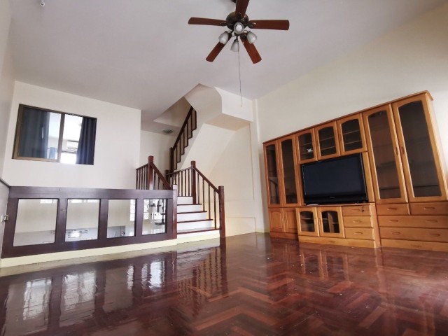 ให้เช่าทาวน์โฮม 3 ชั้น โครงการบ้านกลางเมือง รัชดา-ลาดพร้าว มี3ห้องนอน4ห้องน้ำ ราคาเช่าเดือนละ 30,000 บาท/เดือน (จดทะเบียนบริษัทได้)รายละเอียด-มี 3 ห้องนอน 4ห้องน้ำ -แอร์ 5 เครื่อง เฟอร์ครบ-เนื้อที่ 22 ตารางวา 300 ตารางเมตร-เพื่อนบ้านน่ารัก ปลอดภัยมีรปภ.คอยดูแล-จดทะเบียนบริษัทได้-ไม่รับสัตว์เลี้ยงทุกชนิด***ราคาเช่าเดือนละ 30,000 บาท/เดือน***ติดต่อคุณอรัญญา Tel. 094-239-2464 Line : 0895103665www.LtcPropertythai.c