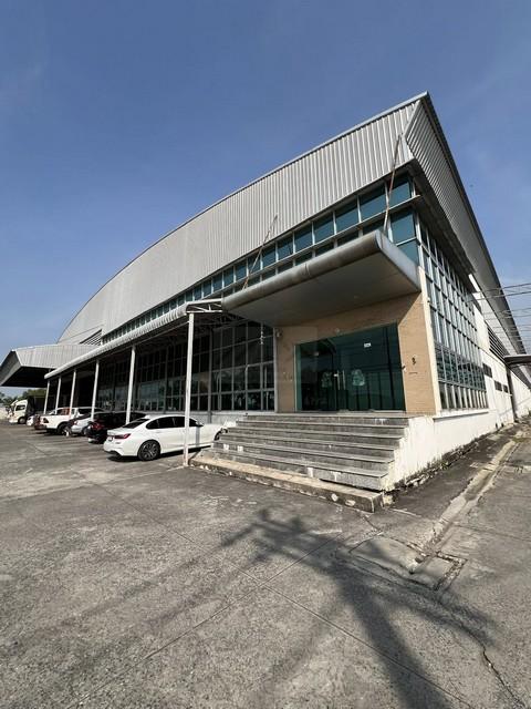 ขาย-เช่า โรงงานเฟอร์นิเจอร์ บนที่ดิน 12 ไร่ พื้นที่กว่า 13,525 ตรม. อำเภอไทรน้อย นนทบุรีติดต่อ:: ชยา โทร/ID Line:: 0942823961Link Line:: https://line.me/ti/p/3xFA1An8Kcรหัส# T26-058โรงงานเฟอร์นิเจอร์ นนทบุรี- ที่ดิน 12 ไร่ หน้ากว้าง 80 เมตร- พื้นที่โรงงาน 2 ชั้น (สูง 15 เมตร รับน้ำหนัก 3 ตัน)* ชั้น 1 พื้นที่ 6,300 ตารางเมตร* ชั้น 2 พื้นที่ 3,150 ตารางเมตร- ออฟฟิศ 2 ชั้น ชั้นละ 900 ตารางเมตร- คลังสินค้าพื้นที่ 2,275 ตารางเมตร- หอพักพนักงาน 2 ตึก �