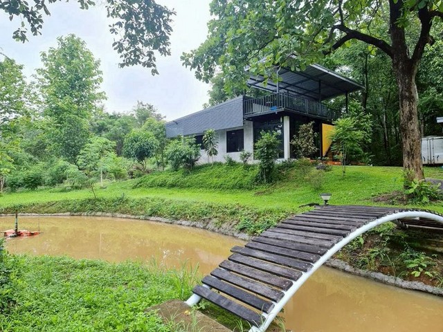 ขาย 4.5 ล้าน 2-0-56 ตรว. #ออนใต้ #สันกำแพง บ้านสวน 2 หลัง #สไตล์บ้านพักตากอากาศ ตอบโจทย์วัยเกษียณ / หรือทำโฮมสเตย์เพื่อสร้างรายได้เนื้อที่ : 2 ไร่ 56 ตารางวารายละเอียดตัวบ้านบ้านหลังที่ 11 ห้องนอน2 ห้องน้ำ1 ห้องรับแขก1 ห้องครัวบ้านหลังที่ 21 ห้องโถง1 ห้องนอน1 ห้องน้ำตู้คอนเทนเนอร์พักได้ 2 ท่าน1 ห้องน้ำ ราคาเพียง 4,500,000 บาท (ฟรีโอน!)พร้อมเฟอร์นิเจอร์ / มิเตอร์น้ำ / มิเตอร์ไฟ Resort-style / Garden Home