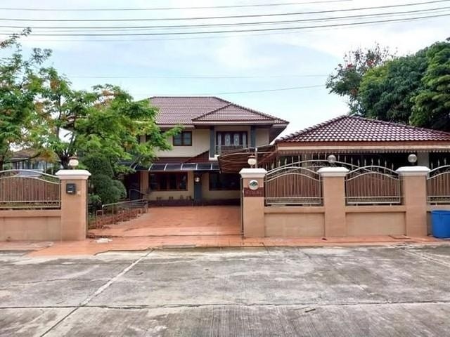 #ขายบ้านเดี่ยวหลังใหญ่นาป่าชลบุรี ????หมู่บ้านสุขประยูรพาร์คนาป่า ????ขนาด 191 ตารางวา ????6 ห้องนอน 5 ห้องน้ำ ????2 ห้องนั่งเล่น 3 ห้องครัว ????1 สำนักงานห้องกระจก ????ที่จอดรถ 6-8 คัน ✅จุดเด่น✅ ????มีสวนขนาดใหญ่ ????พื้นไม้มะค่าทั้งหลัง ????หลังคาเซรามิค ????บิ้วอินทั้งหลัง ????ประตูไม้สักทั้งหลัง ????รั้วสแตนเลสเปิดปิดระบบอัตโนมัติ ????ไฟฟ้า3เฟส ????ราคา 11 ล้านบาท(ฟรีโอน) ______________________________________ สนใจติดต่�