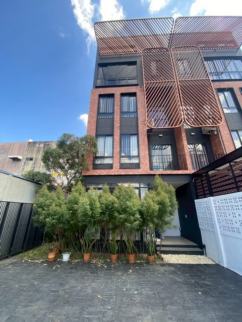 ให้เช่าทาวน์โฮม 3 ชั้นครึ่ง BRITLOFT เกษตร – นวมินทร์ ลาดปลาเค้า34 เกษตรนวมินทร์ เลียบทางด่วน*** ราคาเช่า 65,000 บาท/เดือนติดต่อ:: ชยา โทร/ID Line:: 0942823961Link Line:: https://line.me/ti/p/3xFA1An8Kcรหัส# T25-941ทาวน์โฮม 3 ชั้นครึ่ง BRITLOFT เกษตร – นวมินทร์ ลาดปลาเค้า34พื้นที่ใช้สอยประมาณ 300 ตารางเมตร3 ห้องนอน4 ห้องน้ำ1 ห้องอเนกประสงค์1 พื้นที่สำหรับครอบครัวที่จอดรถสำหรับ 2–3 คันหน้าบ้านกว้าง 8 เมตร พร้อมประตูรั้วอัตโนมัติ- เ