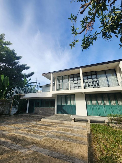 ให้เช่าโฮมออฟฟิศ 2 ชั้น 100 ตร.วา สุขุมวิท 64 ใกล้ BTS ปุญณวิถี ​เพียง​ 2 นาที จอดรถ 7-8 คัน *** ราคาเช่า 150,000 บาท/เดือน (ต่อรองได้)ติดต่อ:: ชยา โทร/ID Line:: 0942823961   Link Line:: https://line.me/ti/p/3xFA1An8Kcรหัส# T25-826โฮมออฟฟิศ 2 ชั้น สุขุมวิท 64 ใกล้ BTS ปุญณวิถี ​เพียง​ 2 นาที - เนื้อที่ดิน 100 ตร.วา- พื้นที่ใช้สอย 287 ตร.ม. - ที่ดินสี่เหลี่ยมจตุรัส ​20 เมตร × 20 เมตร​ - 4 ห้องนอน  - 4 ห้องน้ำ  - 1 ห้องแม่บ้าน + 1 ห้องน้ำแม่บ้าน - ต่อเติมห้องครัวช�