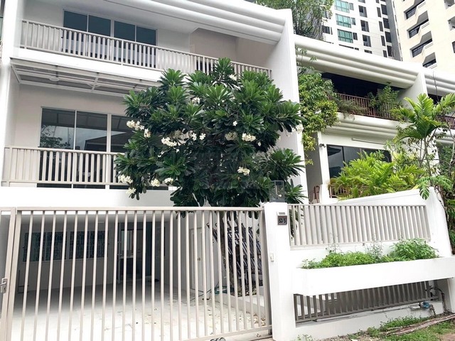 ขาย-ให้เช่าทาวน์เฮ้าส์ 3 ชั้นเล่นระดับ ขนาดใหญ่ สุขุมวิท 31 ย่านสุขุมวิท ทองหล่อ พร้อมพงษ์ ตกแต่งพร้อมอยู่*** ราคาขาย 32 ล้านบาท*** ราคาเช่า 120,000 บาท/เดือน ติดต่อ:: ชยา  โทร/ID Line:: 0942823961   Link Line:: https://line.me/ti/p/3xFA1An8Kcรหัส # PO111ทาวน์เฮ้าส์ 3 ชั้นเล่นระดับ ขนาดใหญ่ สุขุมวิท 31 ย่านสุขุมวิท ทองหล่อ พร้อมพงษ์ ตกแต่งพร้อมอยู่-- พื้นที่ 46 ตารางวา -- พื้นที่ใช้สอย 480 ตารางเมตร -- หน้ากว้าง 8 เมตร ลึก 23 เมตร-- 3 ห�