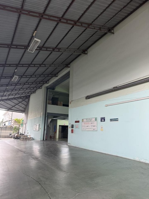 BST1013 ให้เช่าโกดัง + สำนักงาน 4,600 ตร.ม. พระราม 2 ตรงข้ามเซ็นทรัล พระราม 2ติดต่อ Agent คุณบัว (Bua)Tel: 093-646-4597 LINE ID: Bua093ราคาเช่า 400,000 บาท / เดือนให้เช่าโกดังพร้อมสำนักงานขนาดใหญ่ ทำเลศักยภาพย่าน พระราม 2 ตรงข้าม Central Rama 2 บนถนนเศรษฐกิจหลักของกรุงเทพฯ เหมาะสำหรับธุรกิจคลังสินค้า ศูนย์กระจายสินค้า ออฟฟิศองค์กร หรือธุรกิจที่ต้องการพื้นที่ขนาดใหญ่พร้อมระบบรองรับครบจุดเด่นทำเลตั้งอยู่บ�