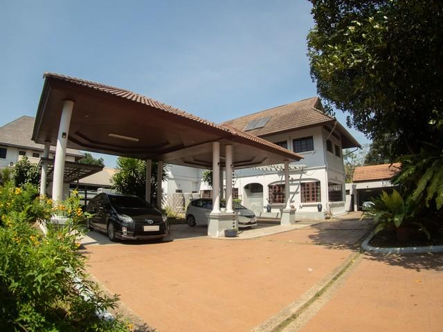 ขายบ้านเดี่ยว 2 ชั้น หมู่บ้านนวธานี ซอยเสรีไทย 59 หันหน้าทิศใต้ เขตคันนายาว ใกล้มอเตอร์เวย์ราคาขาย 29,000,000 บาท ( โอนคนละครึ่ง )ที่ตั้ง ถนนเสรีไทย ซอยเสรีไทย 59 แขวงรามอินทรา เขตคันนายาว กรุงเทพมหานคร 10230ติดต่อ : คุณภัสพงณ์ 0634098164Line : binkem22https://www.facebook.com/profile.php?id=61581484955548เนื้อที่ 256 ตารางวา จำนวน 2 ชั้น 5 ห้องนอน 6 ห้องน้ำ จอดรถ 6-7 คันมี 1 ห้องนั่งเล่น 1 ห้องทำงาน 1 ห้องรับแขก 1 ห้องครัว 1 ห้องแม่บ้า�