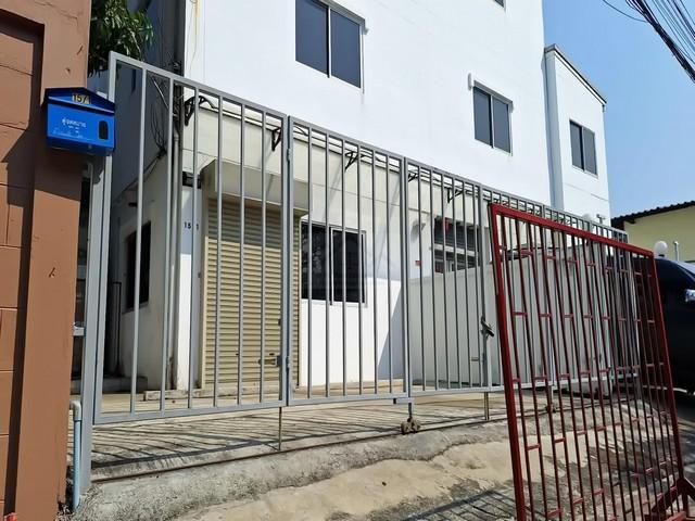 ให้เช่าพื้นที่อยู่ชั้น 1 ห้องโล่งเพดานสูง 72 ตร.ม. ซอยลาดพร้าว 43 ใกล้ถนนใหญ่ ไฟ 3 เฟส เหมาะเป็น Studio ห้องไลฟ์ขายของ พร้อมสต็อกสินค้า ออฟฟิศ หรือโกดังสินค้าที่ต้องการเน้นควบคุมอุณหภูมิติดต่อ:: ชยา โทร/ID Line:: 0942823961Link Line:: https://line.me/ti/p/3xFA1An8Kcรหัส# T26-067- พื้นที่ชั้น 1 ห้องโล่งเพดานสูง ซอยลาดพร้าว 43 ใกล้ถนนใหญ่ เหมาะเป็น Studio ห้องไลฟ์ขายของ พร้อมสต็อกสินค้า ออฟฟิศ หรือโกดังสินค้าที่ต้องกา�