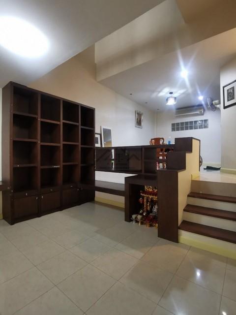  ให้เช่าทาวน์โฮม 3 ชั้น 3 ห้องนอน บ้านกลางเมือง รัชดา-เหม่งจ๋าย1 ใกล้เลียบด่วน ใกล้สถานทูตลาวติดต่อ:: ชยา โทร/ID Line:: 0942823961Link Line:: https://line.me/ti/p/3xFA1An8Kcรหัส# T26-070ทาวน์โฮม 3 ชั้น พร้อมระเบียง บ้านกลางเมือง รัชดา-เหม่งจ๋าย1- เนื้อที่ 22 ตร.ว.- พื้นที่ใช้สอย 300 ตร.ม.- 3 ห้องนอน 4 ห้องน้ำ- ห้องครัว พร้อมที่ดูดควัน- แอร์ 5 ตัว /เครื่องซักผ้า /ตู้เย็น/ ทีวี / เครื่องทำน้ำอุ่น / เครื่องกรองน้ำดื่ม/ เตียงนอน 3 �